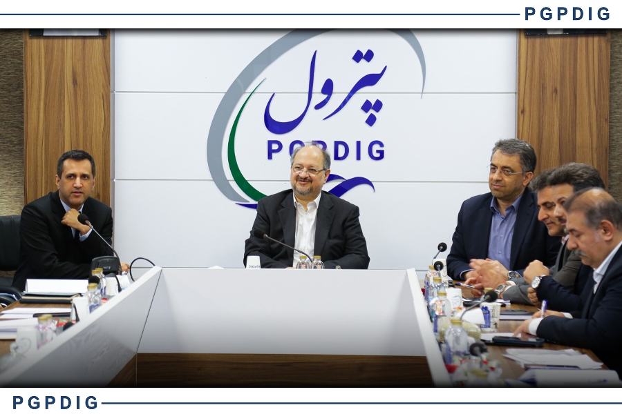 محمد شریعتمداری در بازدید از ستاد پترول